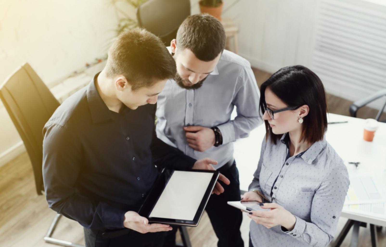 Workshop-Situation mit Teilnehmern beim gemeinsamen Arbeiten an Finanzplänen