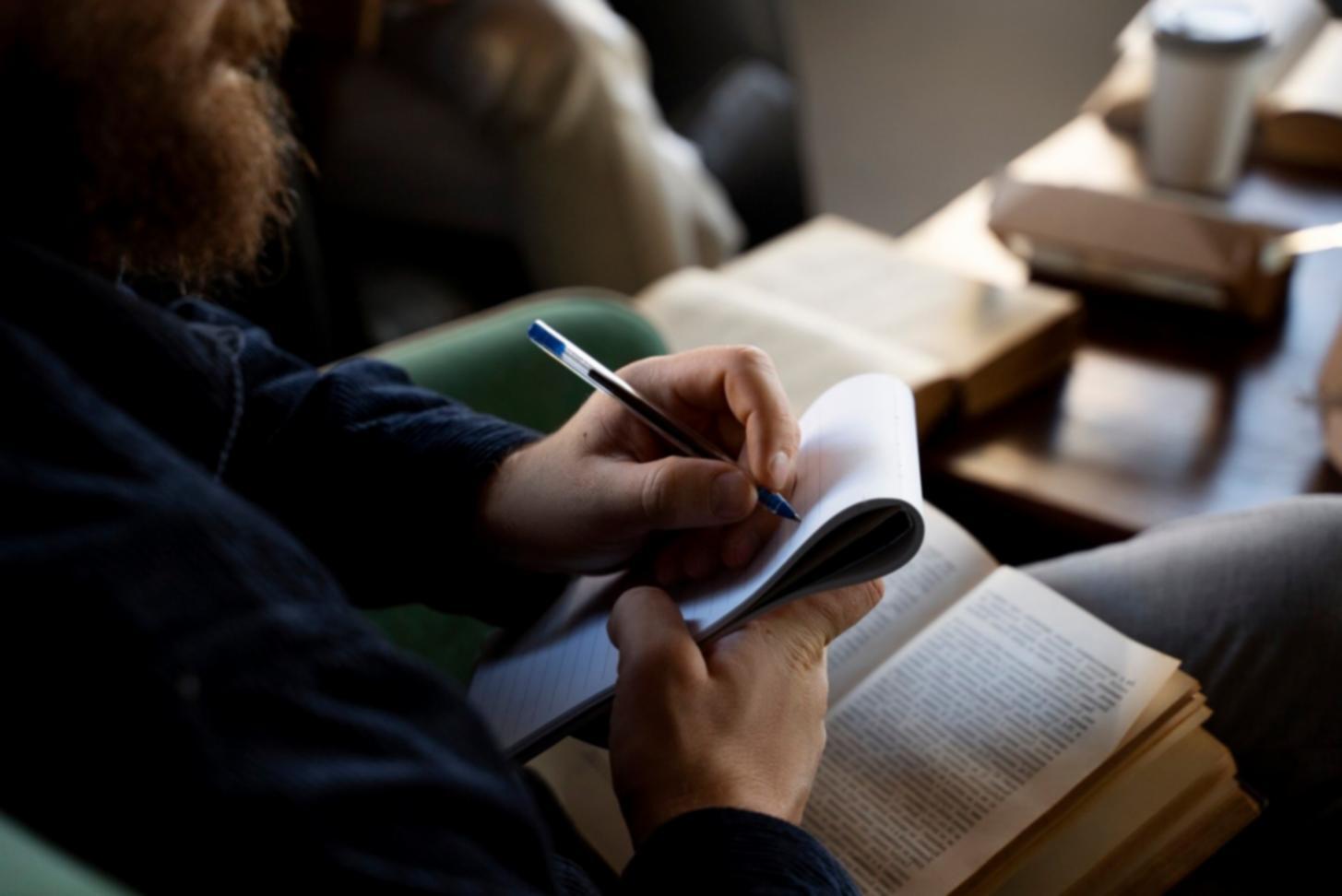 Teilnehmer arbeitet konzentriert an Finanzstrategie